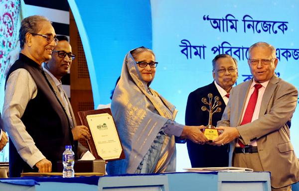 জাতীয় বীমা দিবসে বঙ্গবন্ধু আন্তর্জাতিক সম্মেলন কেন্দ্রে বীমা দাবি পরিশোধে বিশেষ অবদানের জন্য ন্যাশনাল লাইফ ইন্স্যুরেন্স কোম্পানীর চেয়ারম্যান মোরশেদ আলম এমপিকে জাতীয় সম্মাননা স্মারক প্রদান করেন প্রধানমন্ত্রী শেখ হাসিনা             -পিআইডি                                           