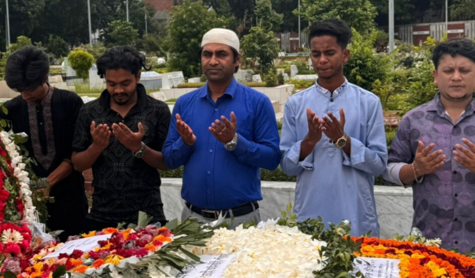 সাবেক স্বরাষ্ট্র ডাক ও টেলিযোগাযোগ মন্ত্রী ঢাকা ১৮ আসনের সংসদ সদস্য প্রয়াত এডভোকেট সাহারা খাতুনের চতুর্থ মৃত্যু বার্ষিকী উপলক্ষে তার সমাধিতে ফুল দিয়ে শ্রদ্ধা জানান ছাত্র নেতা প্রতিষ্ঠাতা অর্থ সম্পাদক বৃহত্তর উত্তরা উত্তর অপূর্ব পশ্চিম থানার মহিউদ্দিন মাহী সহ অন্যান্য নেতৃবৃন্দ